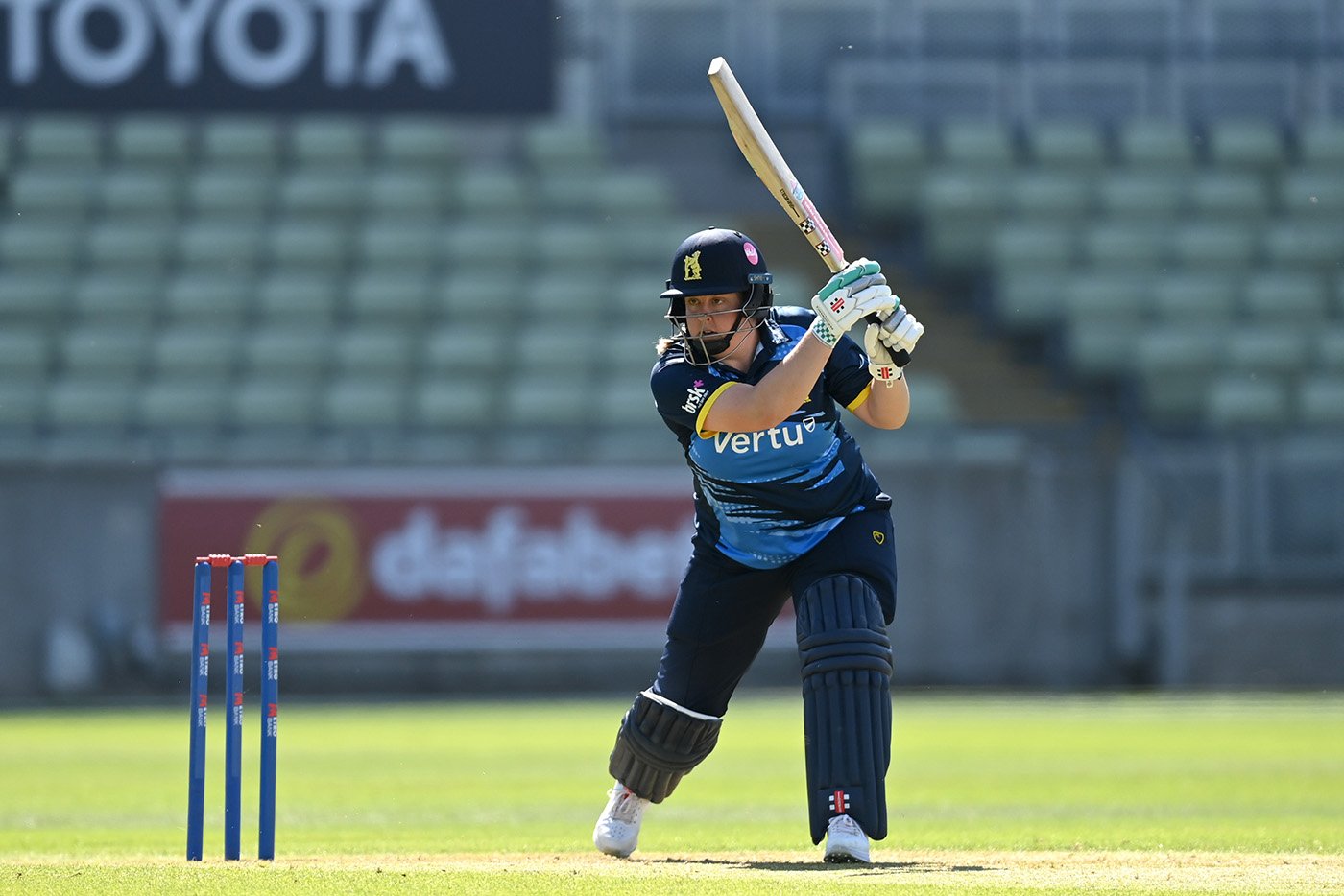 Freeborn, Perrin fifties lay platform for Warwickshire's first win