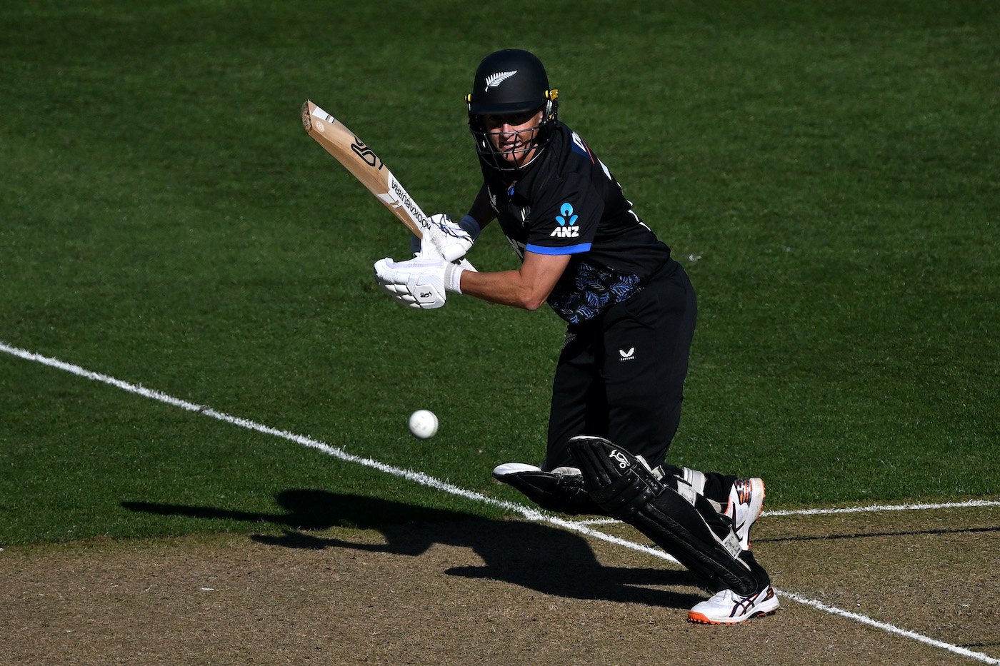 England bowl first as New Zealand experiment with Bates at No.9