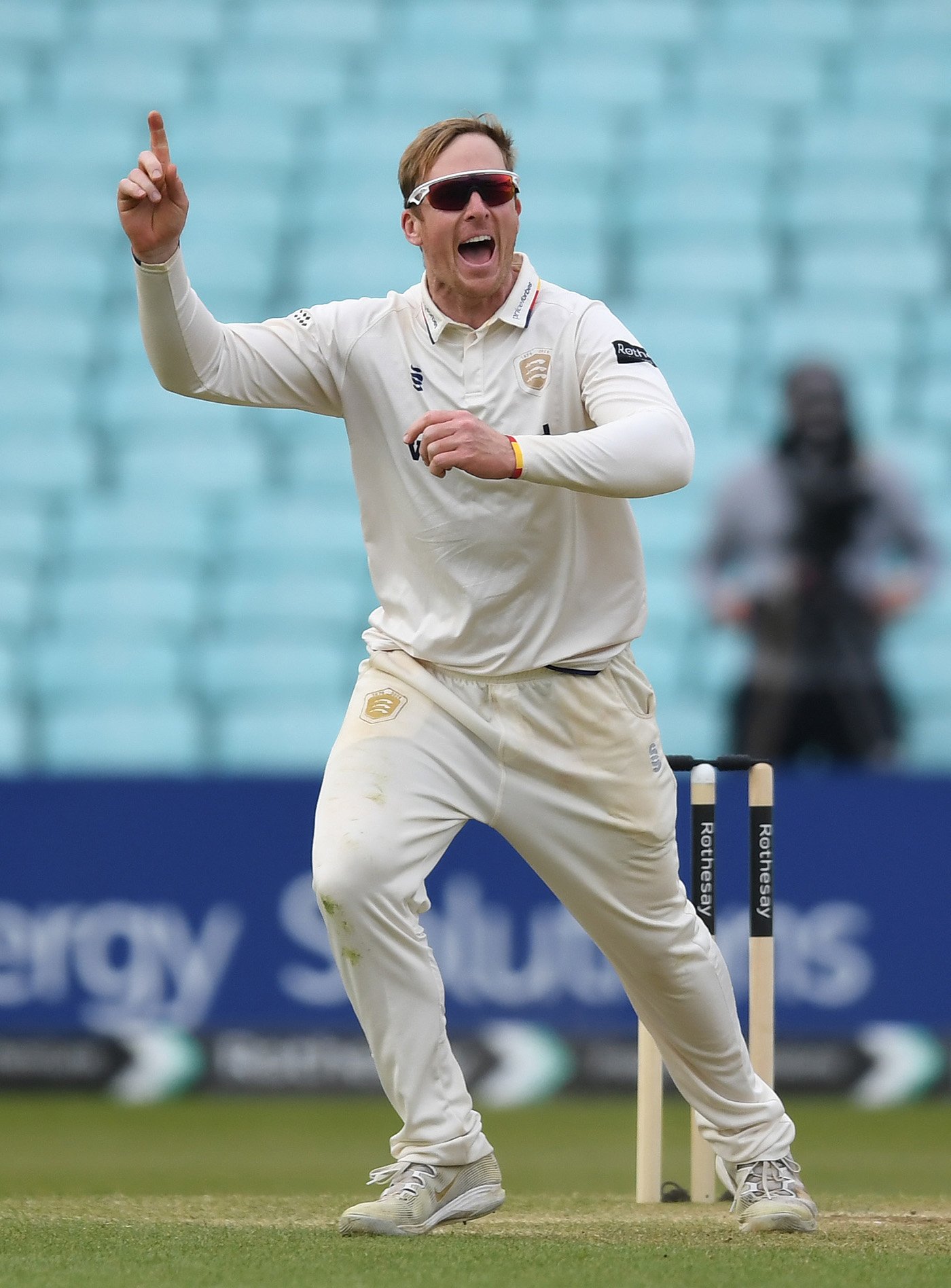 Harmer, Bennett turn the screw as Leicestershire struggle against Essex
