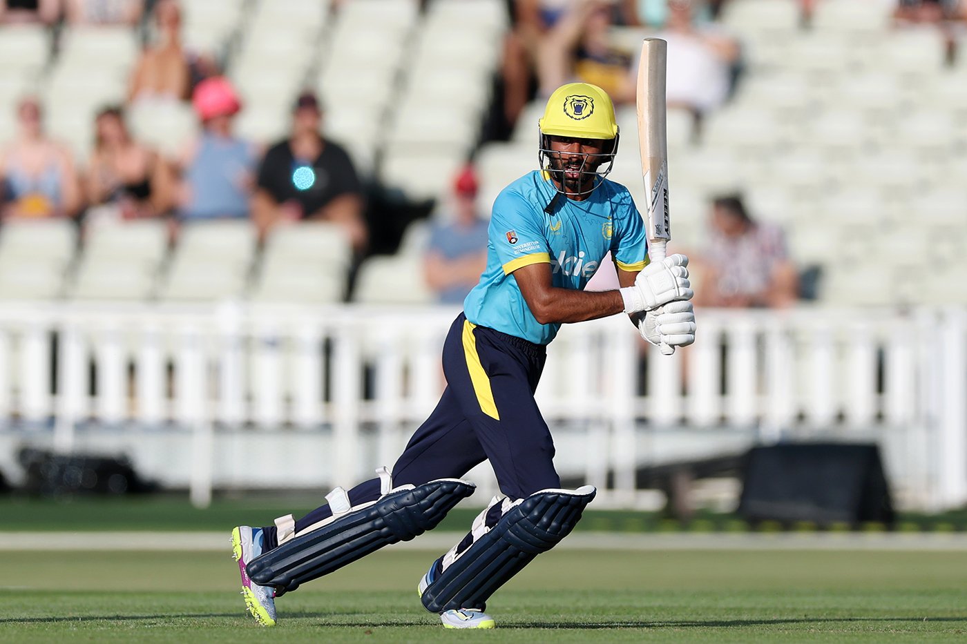 Malik magic sets up Warwickshire for midlands bragging rights