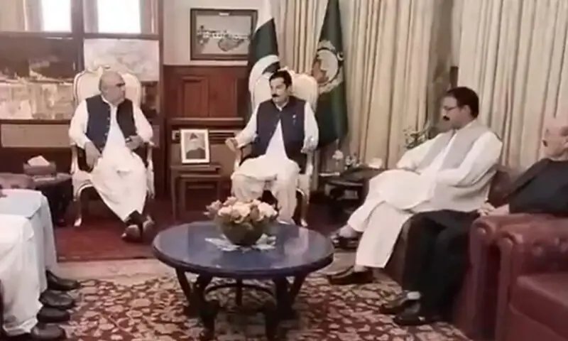 Governor Kundi meets PTI leaders, asserts KP's case should be presented 'firmly, collectively' to the Centre