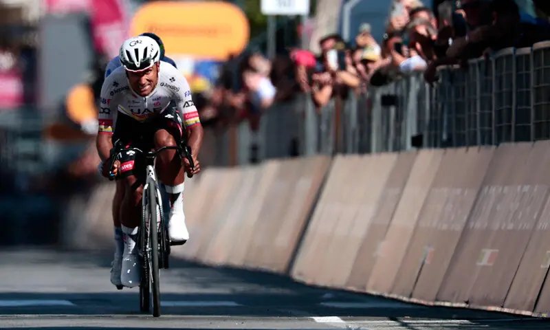 Jhonatan Narvaez edges Mas to complete hat-trick of stage wins at Giro