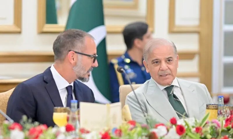 At breakfast meeting hosted by PM, Aga Khan expresses desire to continue cooperation with Pakistan