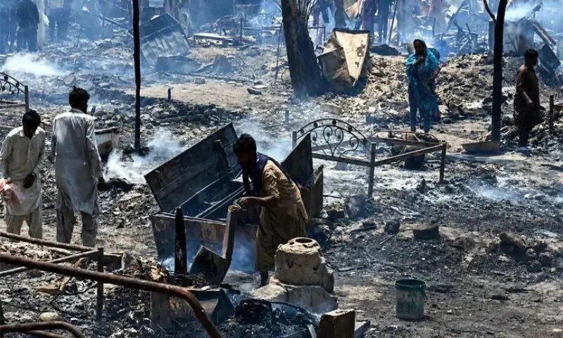 Blaze destroys 100 huts, parked vehicles in Karachi's Gulshan