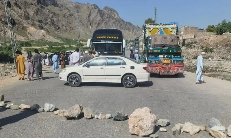 Tribesmen block highway in KP's Khyber in protest of targeted killings