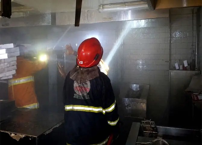 Hundreds of people evacuated safely after fire erupts at shopping mall in Karachi