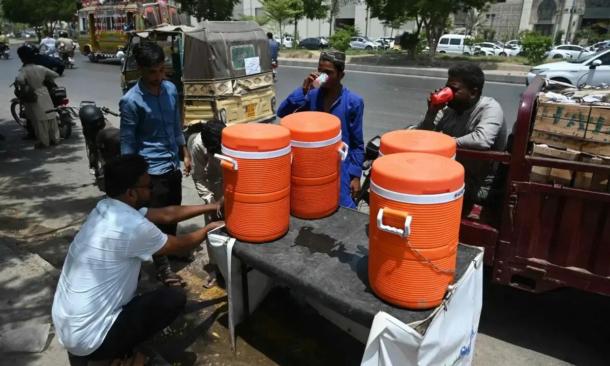 Karachi sizzles as feels-like temperature reaches 49°C