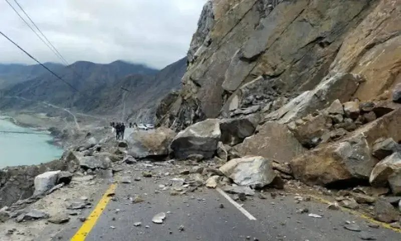 Travellers stranded as landslides block Kara­koram Highway