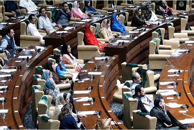Muttahida, PPP lawmakers nearly come to blows as Sindh Assembly session descends into chaos