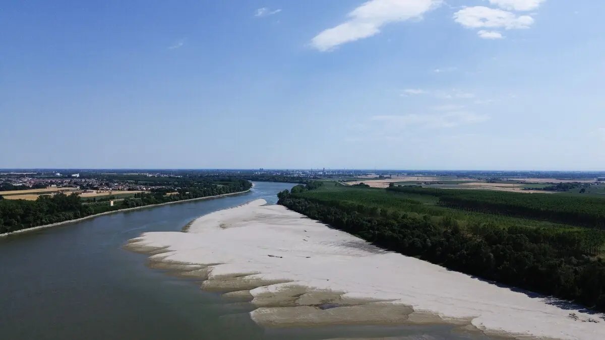 Farmers fear drought as Italy's longest river runs dry