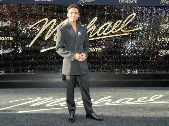 'Michael' moonwalks back to box office top