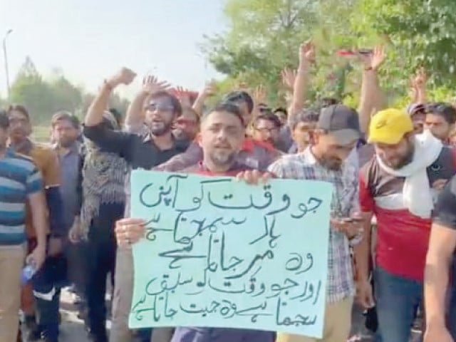 Metro bus workers protest dismissals, unpaid salaries