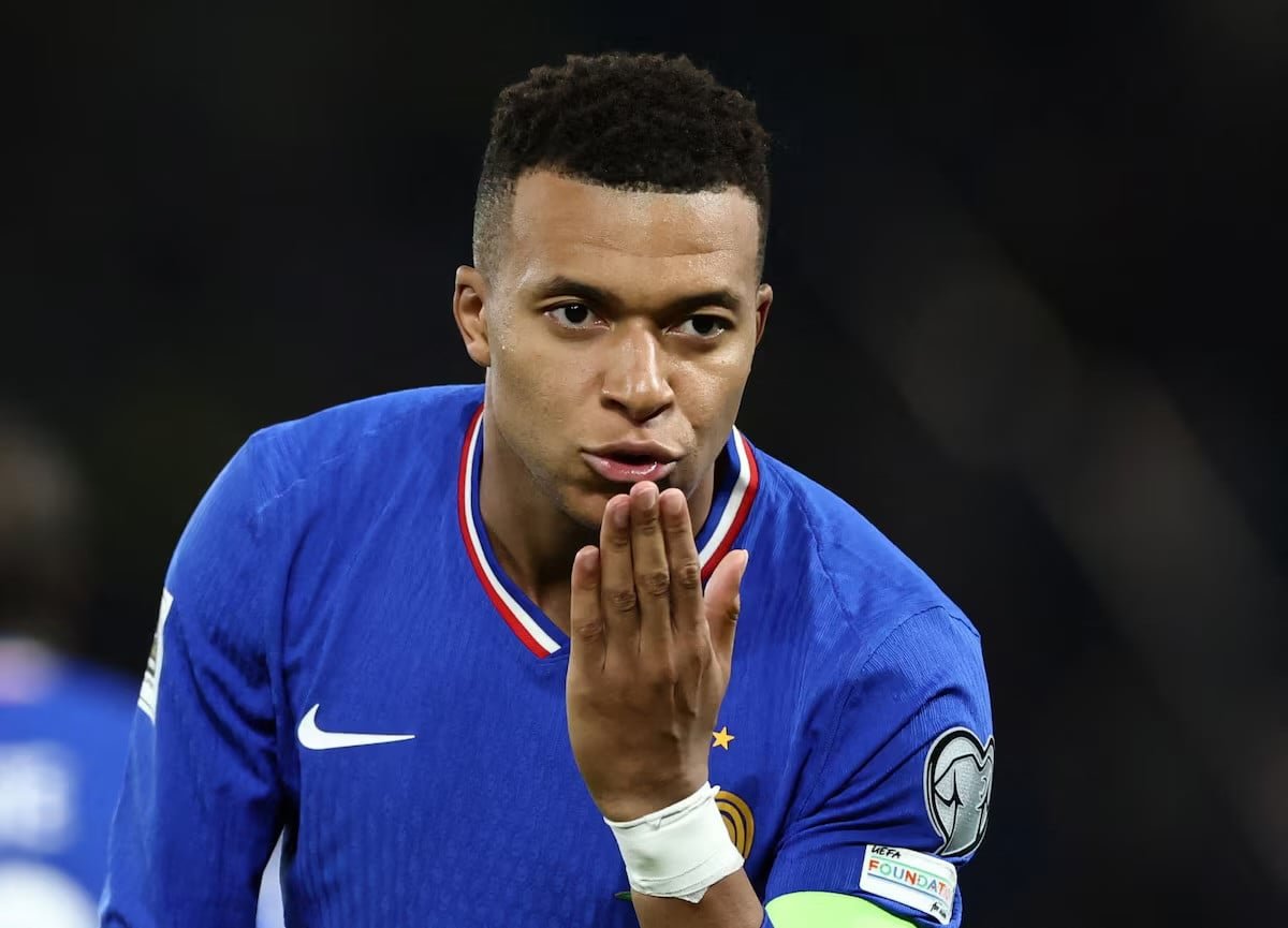 France's Mbappe turns to favourite stage at World Cup