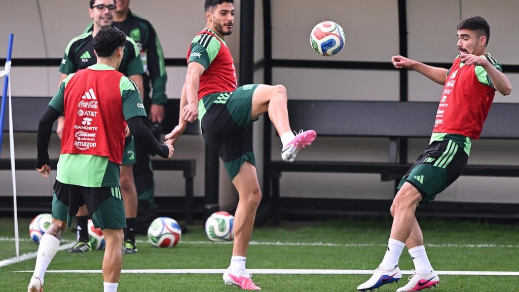 Mexico, Korea eye World Cup knockout