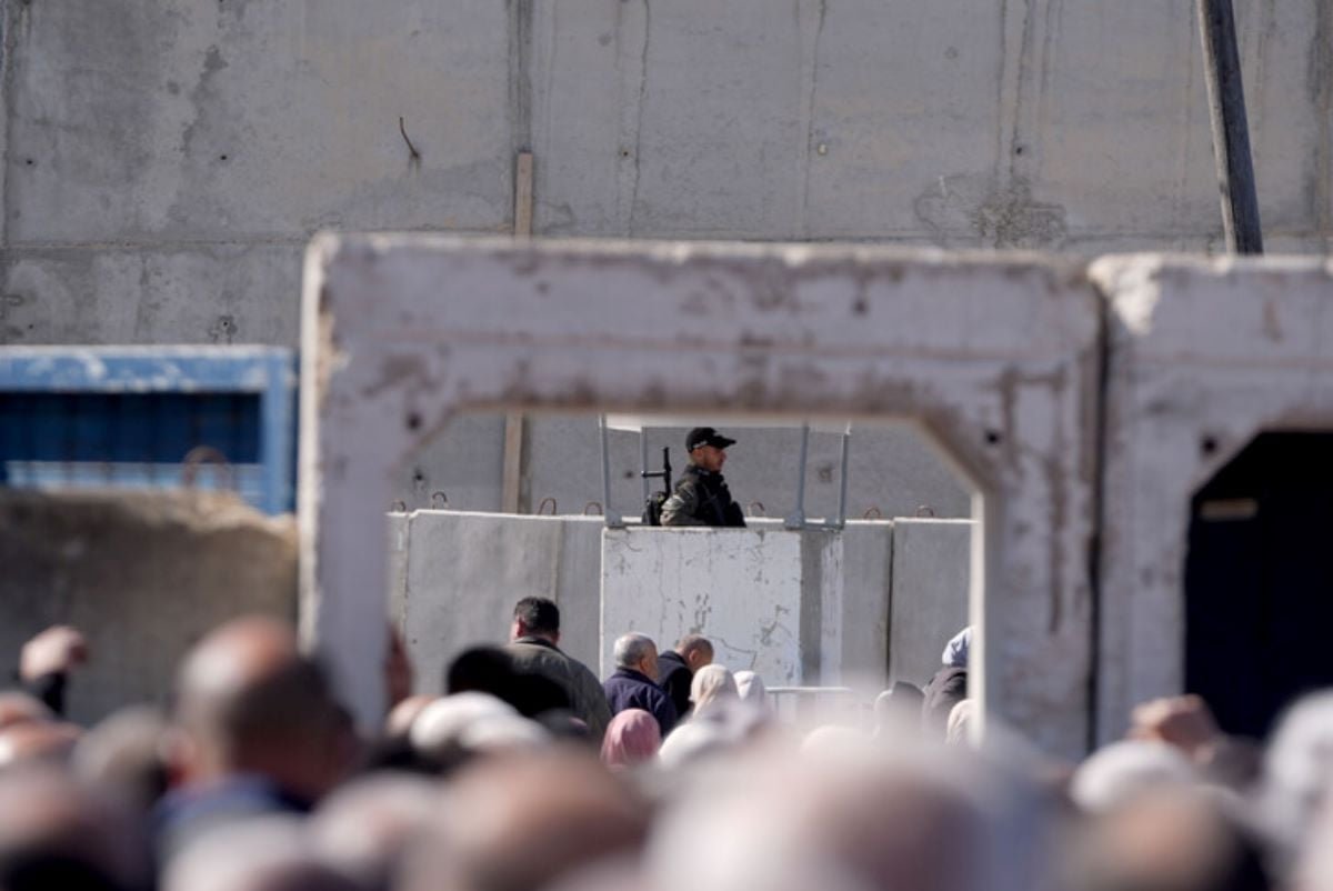 Israeli occupiers burn mosque and vehicles, spray racist graffiti on walls in West Bank village