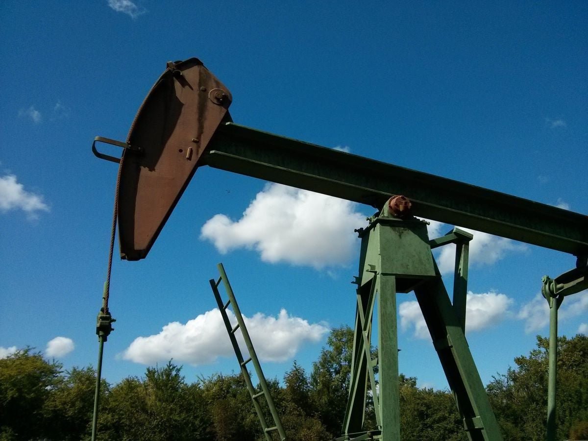 Pakistan dangerously dependent on imported oil