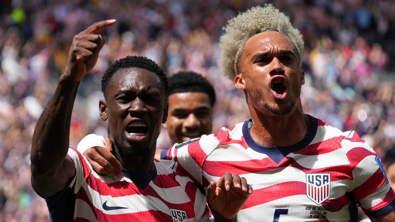 USA down Australia to reach World Cup knockouts