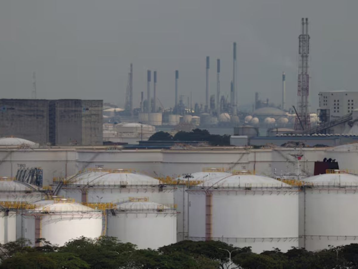 Oil down 2% amid resumption of Hormuz shipments even as vessel hit near Oman