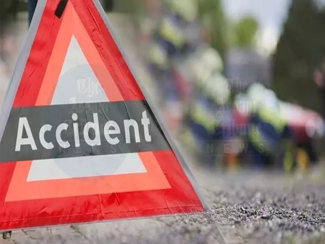 سوات؛ تیز رفتار فلائنگ کوچ فٹ پاتھ پر بیٹھے مزدوروں پر چڑھ دوڑی، دو جاں بحق