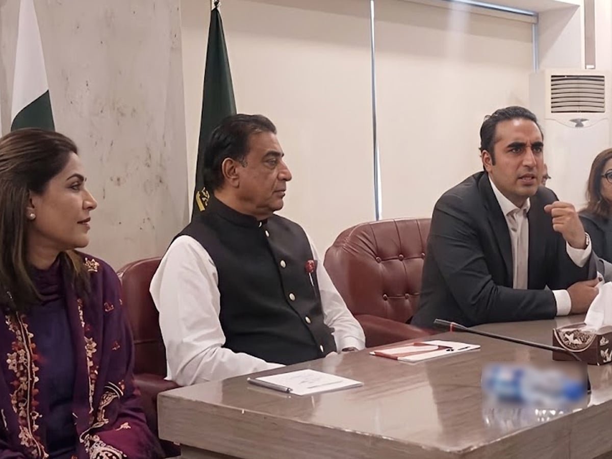 بلاول بھٹو نے پریس کانفرنس میں مداخلت کرنے پر شازیہ مری کو جھاڑ دیا