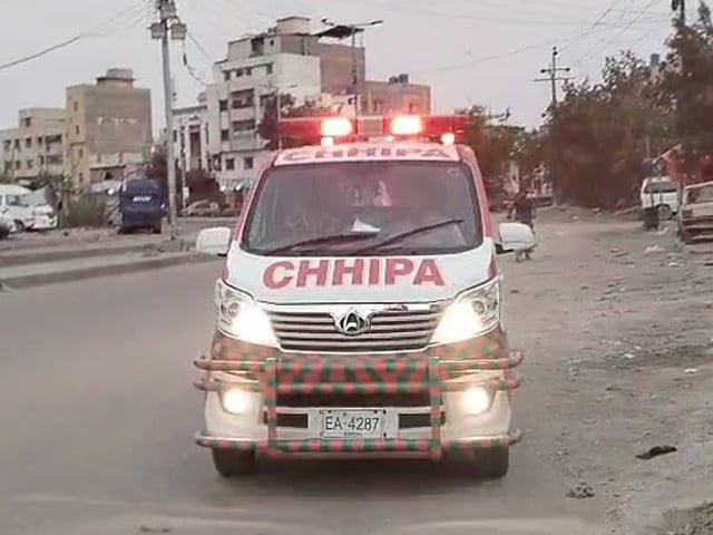 کراچی، ڈیفنس میں تیز رفتار گاڑی کی موٹر سائیکل کو ٹکر، 2 نو عمر لڑکے جاں بحق