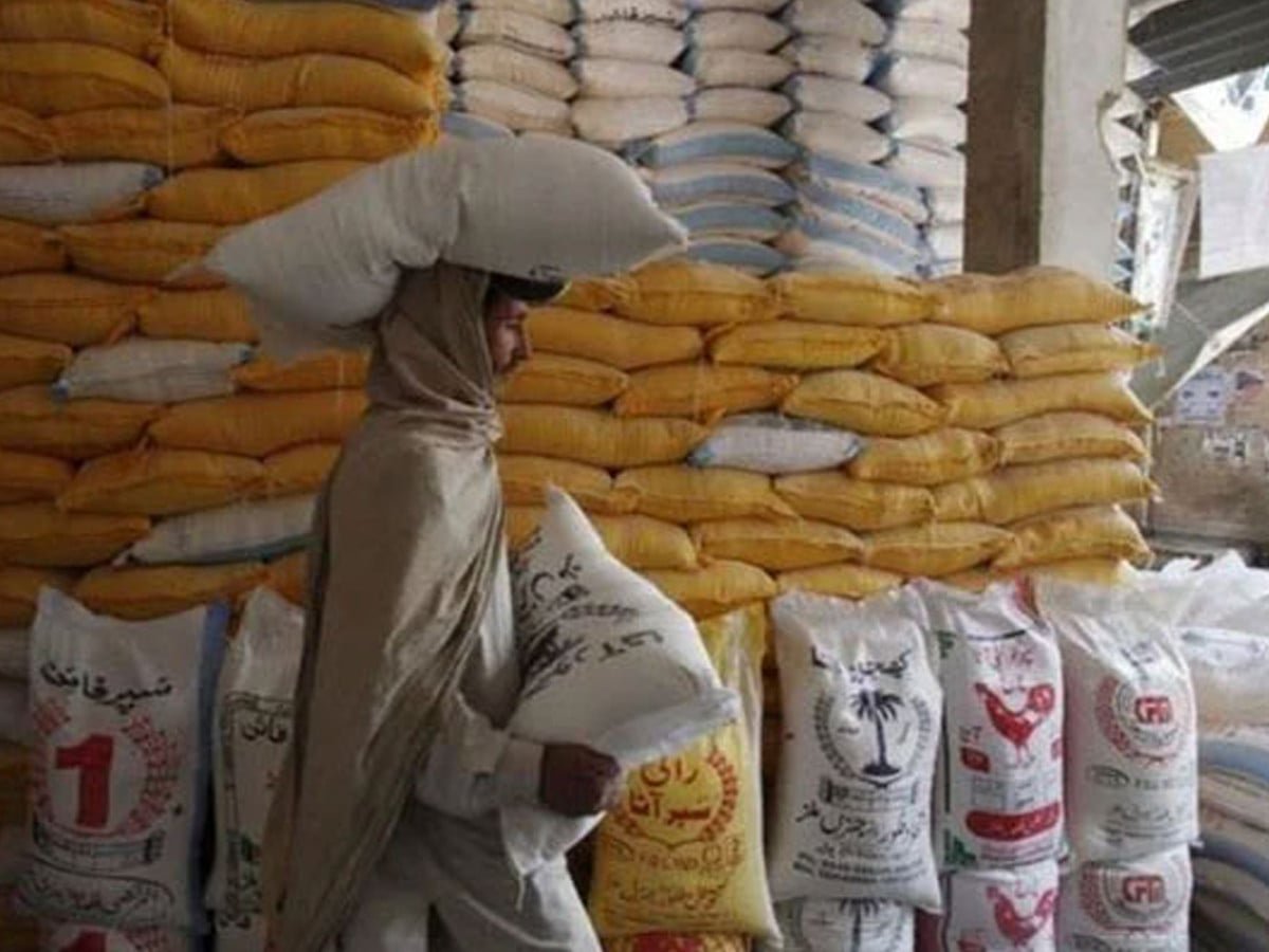 ملک بھر میں آٹے کی قیمتوں کو پَر لگ گئے، اہلِ کراچی مہنگا ترین آٹا خریدنے پر مجبور
