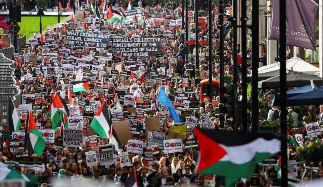 برطانیہ اور تیونس میں فلسطین کے حق میں مظاہرے، ہزاروں افراد سڑکوں پر نکل آئے
