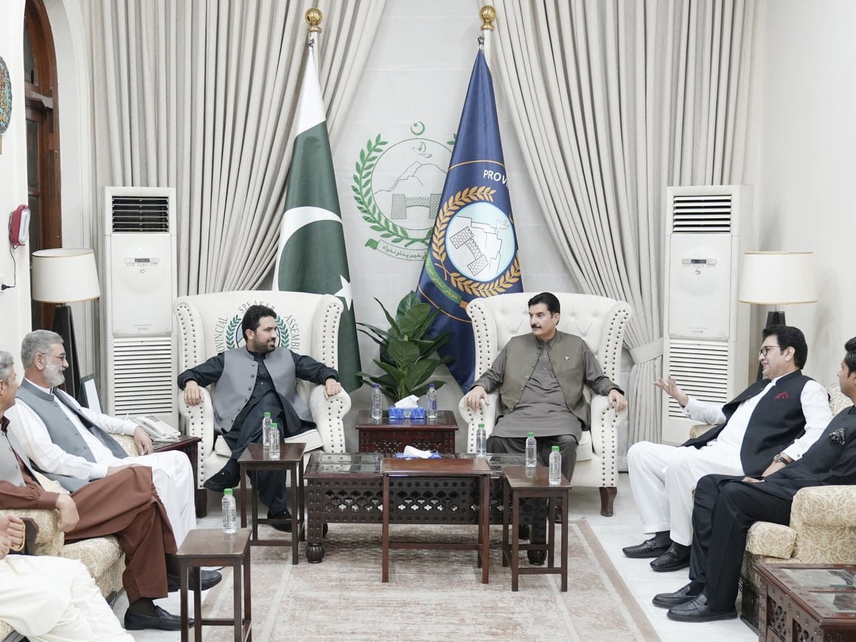 وزیر اعلیٰ اور گورنر خیبر پختونخوا صوبائی حقوق کے لیے پہلی بار ایک پیج پر آگئے