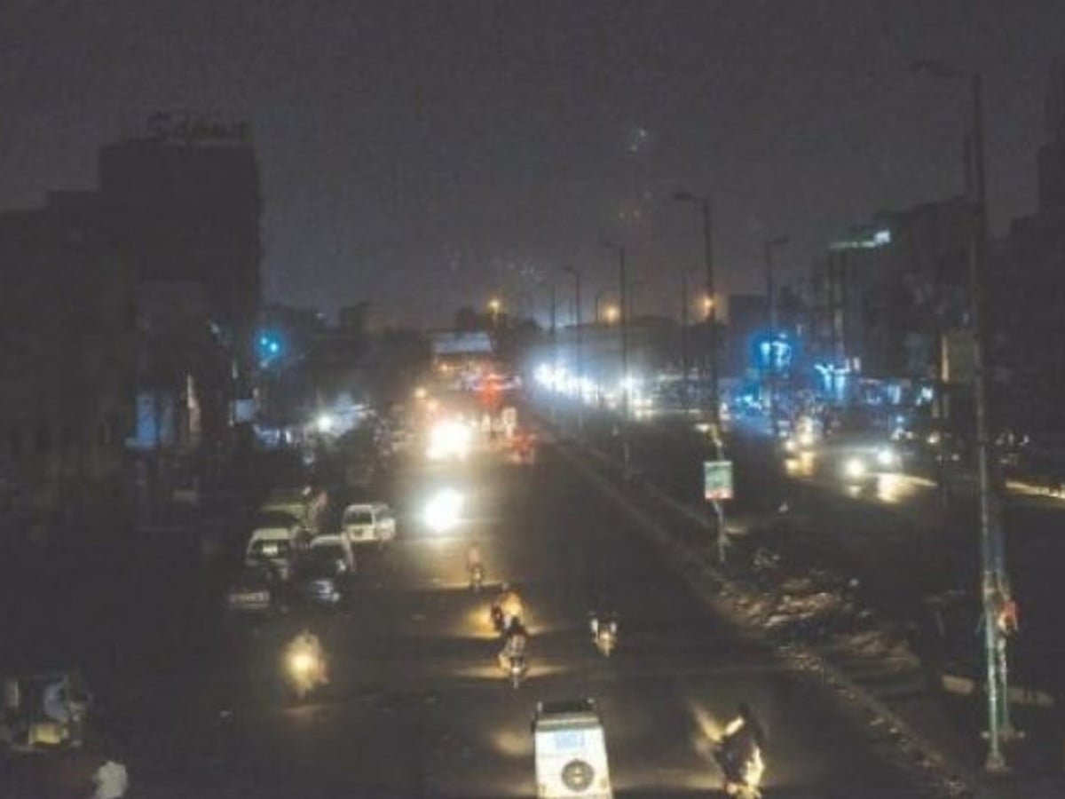 کراچی، مختلف علاقوں میں طویل لوڈشیڈنگ کے باعث گرمی سے شہری بے حال ہو گئے