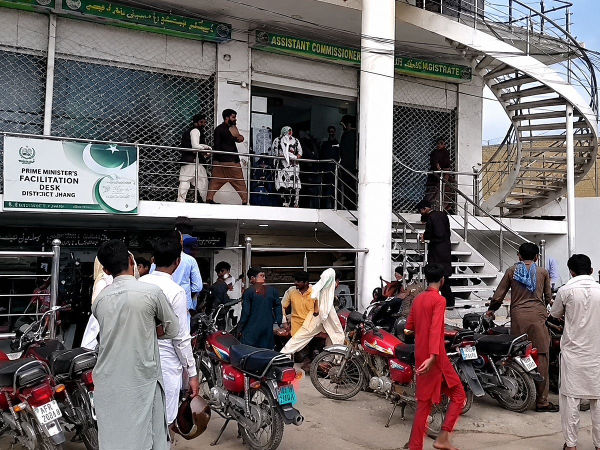 گجرات؛ آفس چھوڑنے آئے شوہر نے بیوی کو گولی مار کر خودکشی کرلی