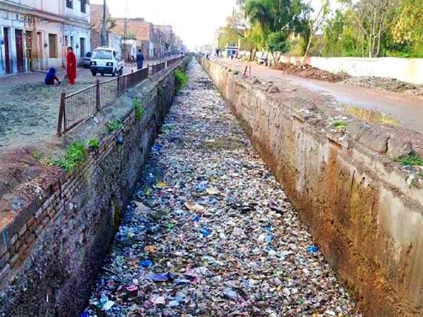 نہروں میں کچرا پھینکنے پر سخت قانون موجود، 10 برس سے زائد عرصے میں کسی کو جرمانہ نہ ہوا