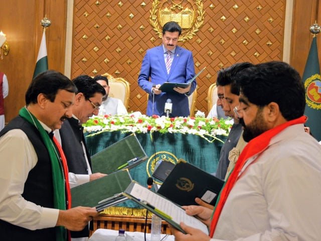 پشاور: نئے صوبائی وزراء کی حلف برداری