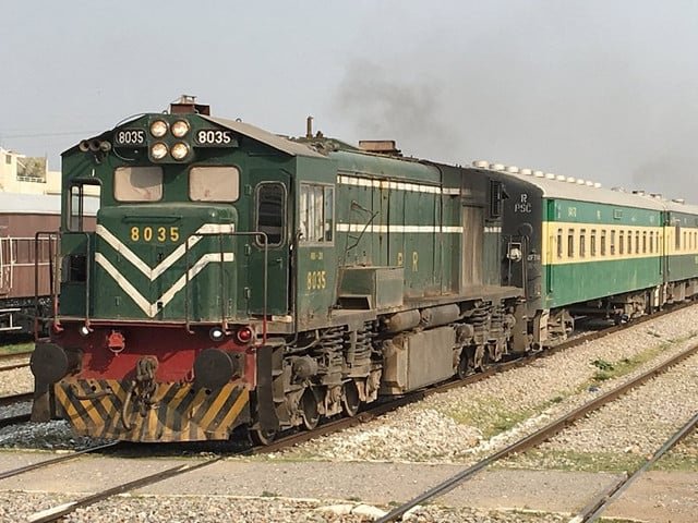 پاکستان ریلویز پیٹرولیم مصنوعات کی قیمتوں میں اضافے سے مشکلات کا شکار، متعدد ریل گاڑیاں بند