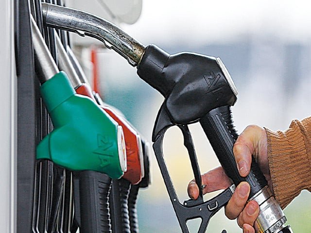حکومت کا پیٹرولیم مصنوعات کی قیمتیں برقرار رکھنے کا فیصلہ، نوٹیفکیشن جاری