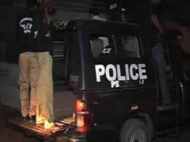 کراچی، شہر میں مختلف پولیس مقابلوں میں 2 زخمیوں سمیت 3 ڈاکو گرفتار