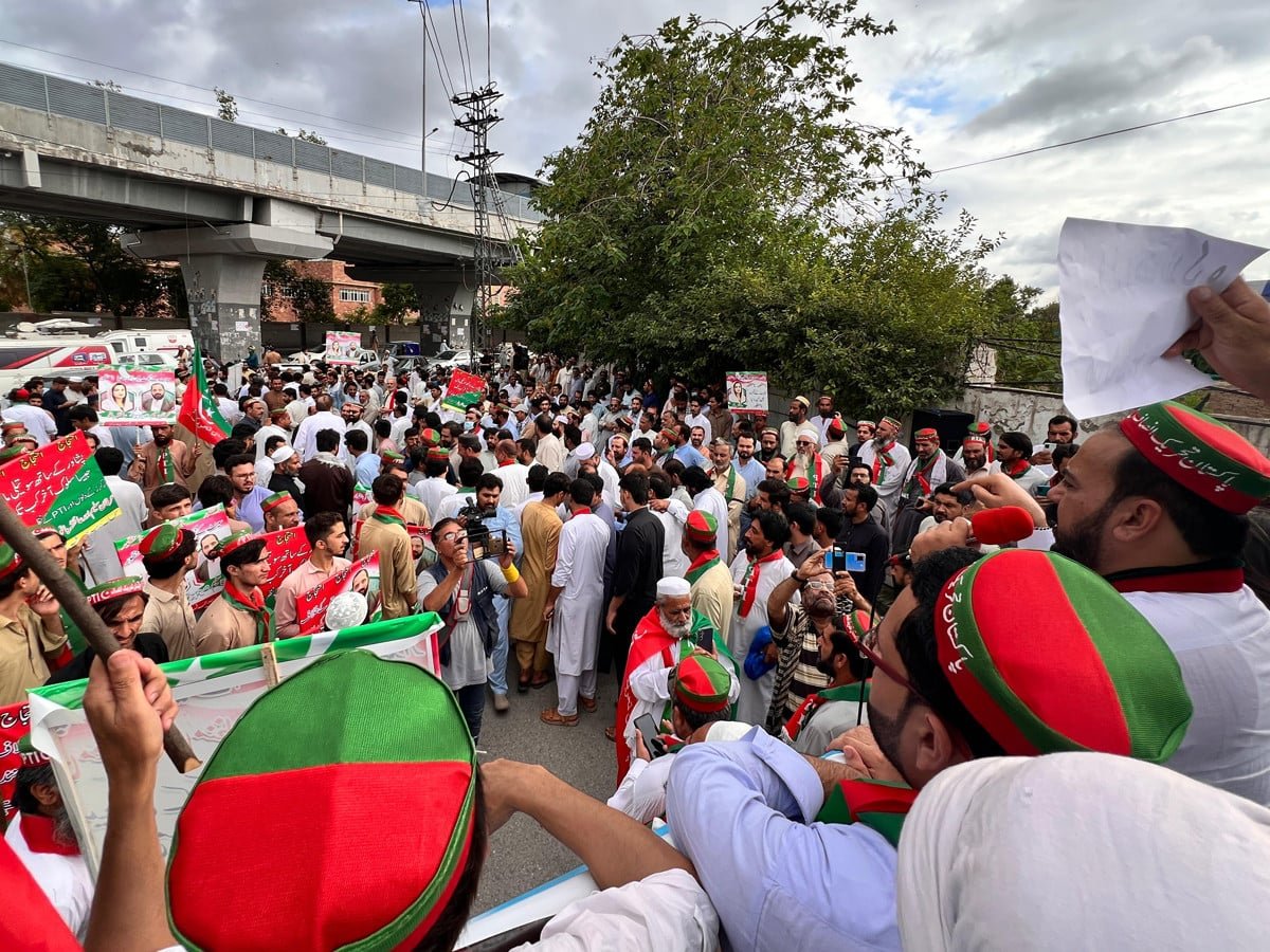 اڈیالہ جیل کے قریب پی ٹی آئی کے کارکنان میں جھگڑا، قیادت روکتی رہ گئی