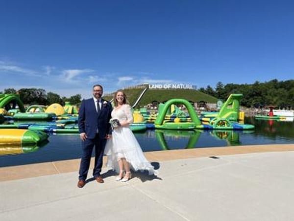 شادی کے جوڑے میں واٹر سلائیڈ، امریکی میاں بیوی نے سب کو حیران کر دیا