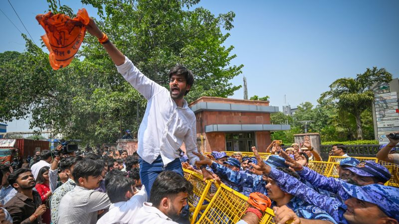 بھارتی نوجوانوں نے مودی کے آلہ کار گودی میڈیا کے گمراہ کن کردار کو بے نقاب کر دیا