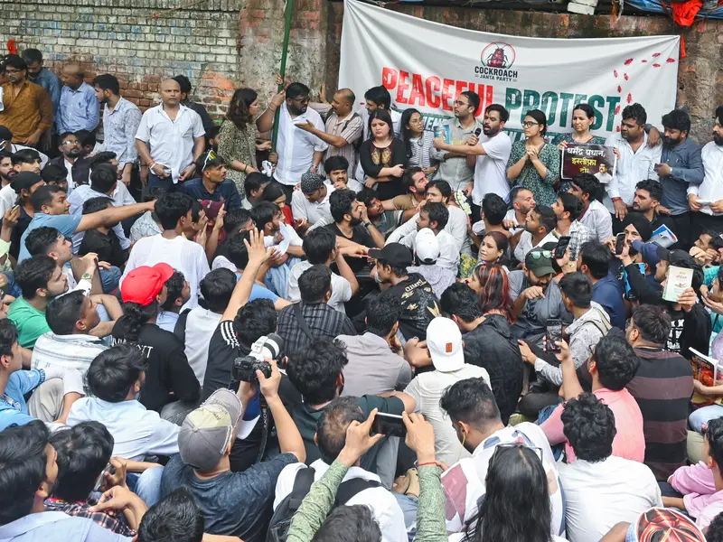 کاکروچ جنتا پارٹی کی قیادت میں بھارتی نوجوان حکومت کیخلاف سڑکوں پر
