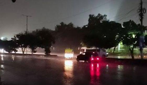 کراچی کے مختلف علاقوں میں بوندا باندی، موسم خوشگوار